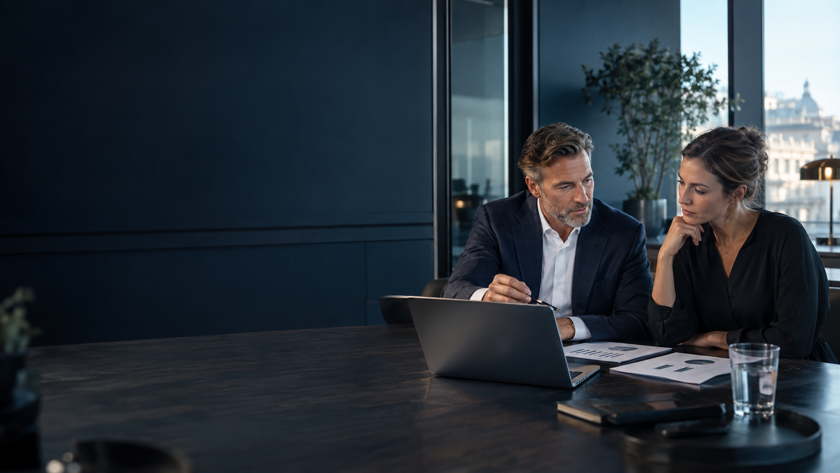Professionelles Führungsteam im Gespräch